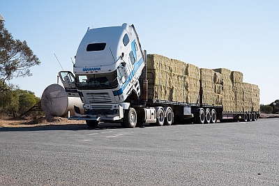 Lions deliver Hay to Cobargo Farmers